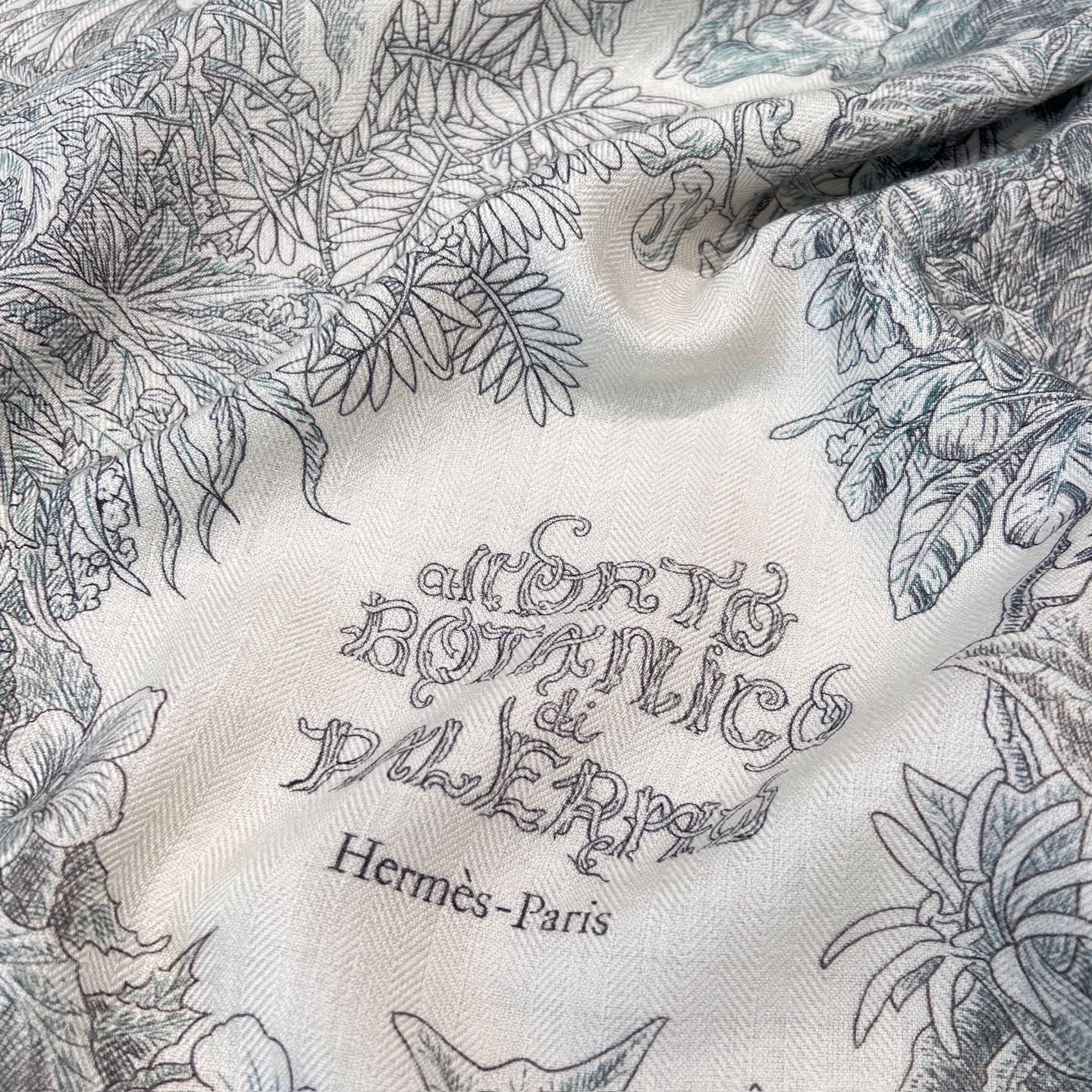 “Francois Houtin” Botanical Garden Cashmere & Silk Shawl 136 x 137 cm – Grey Green