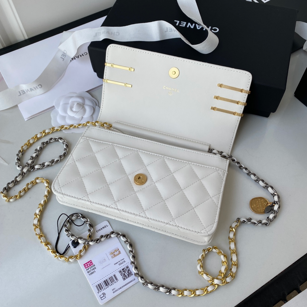 Classic Quilted Wallet on Chain