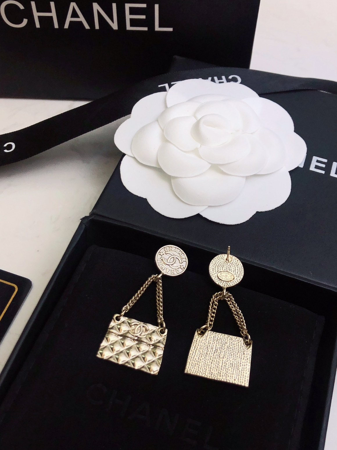 Quilted Bag Drop Earrings – Gold-Tone Statement with Chain Detail