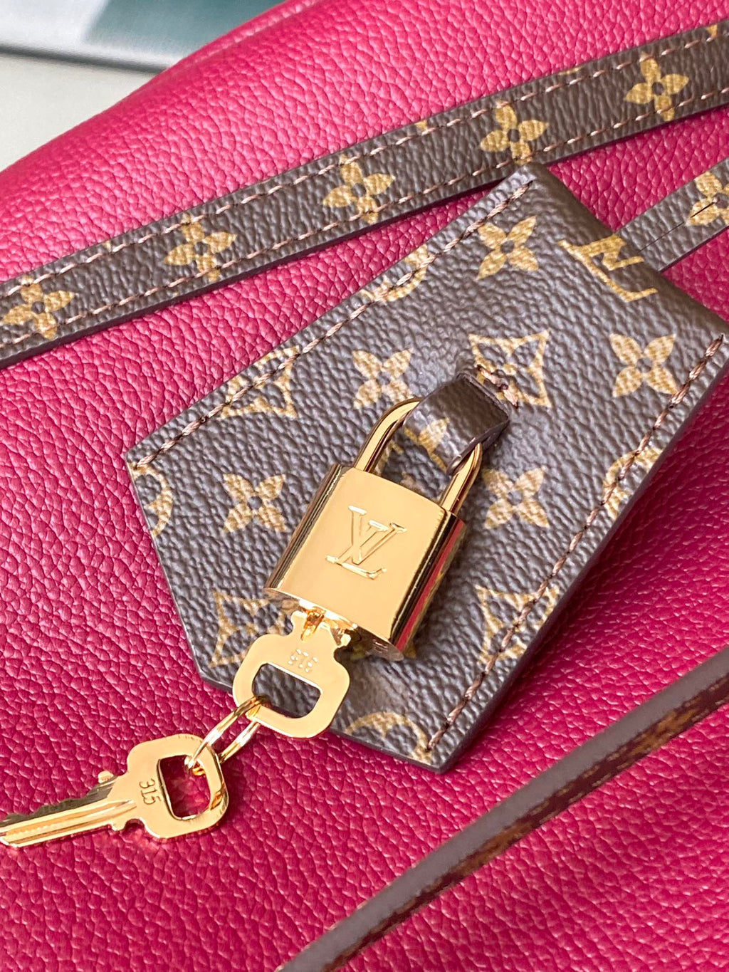 Express Medium Leather Shoulder Bag