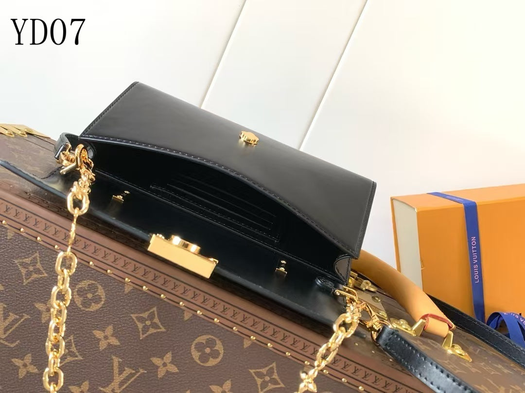 Capucines Wallet on Chain Bag