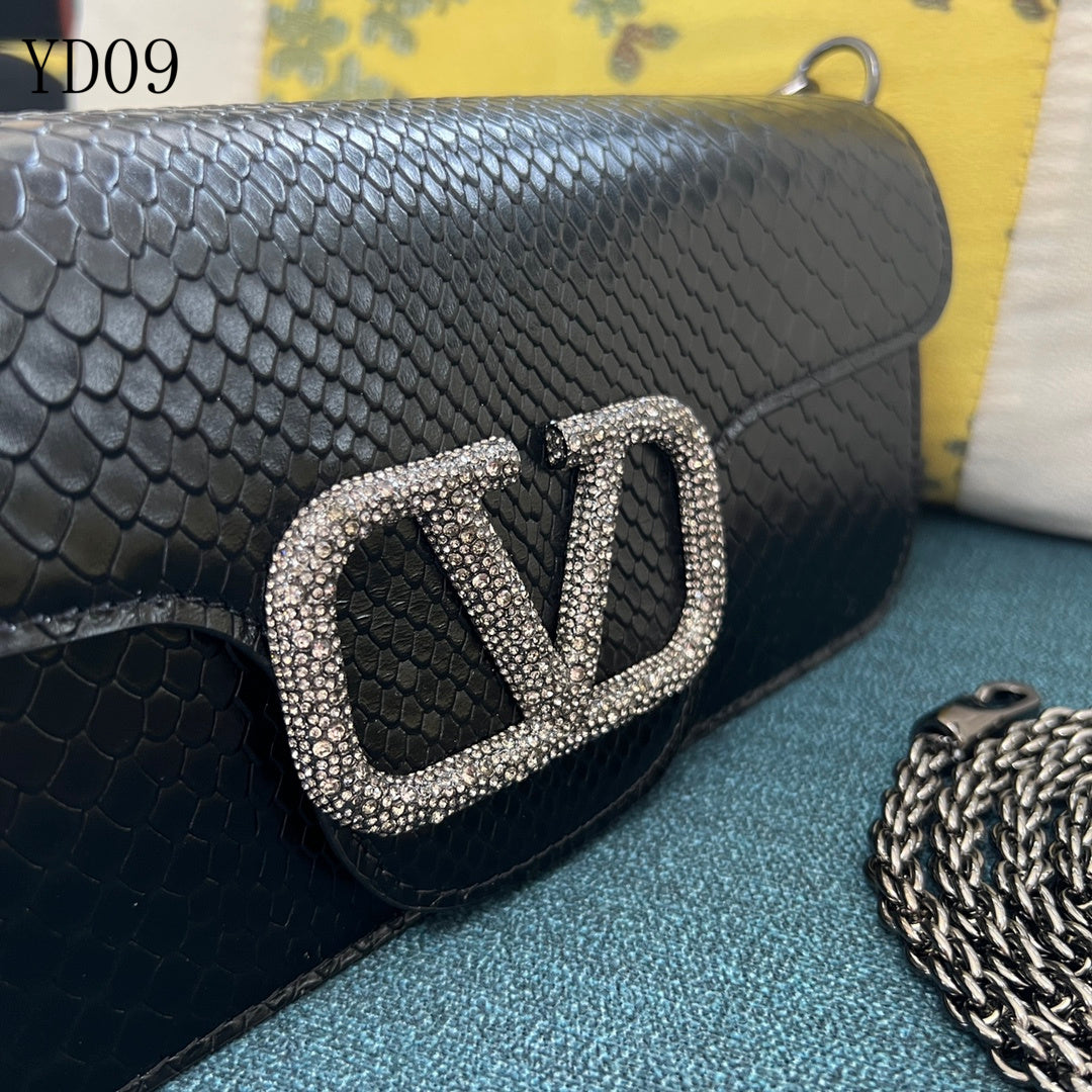 Garavani VLogo Signature Ayers Leather Bag