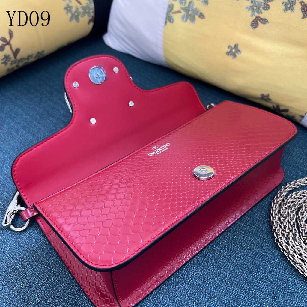 Garavani VLogo Signature Ayers Leather Bag