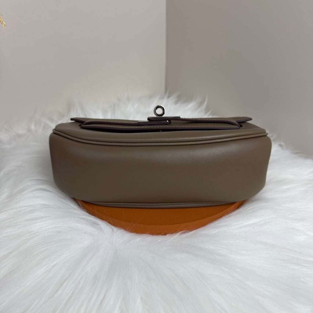 Kelly Move Moon Bag – Swift Leather, Silver hardware