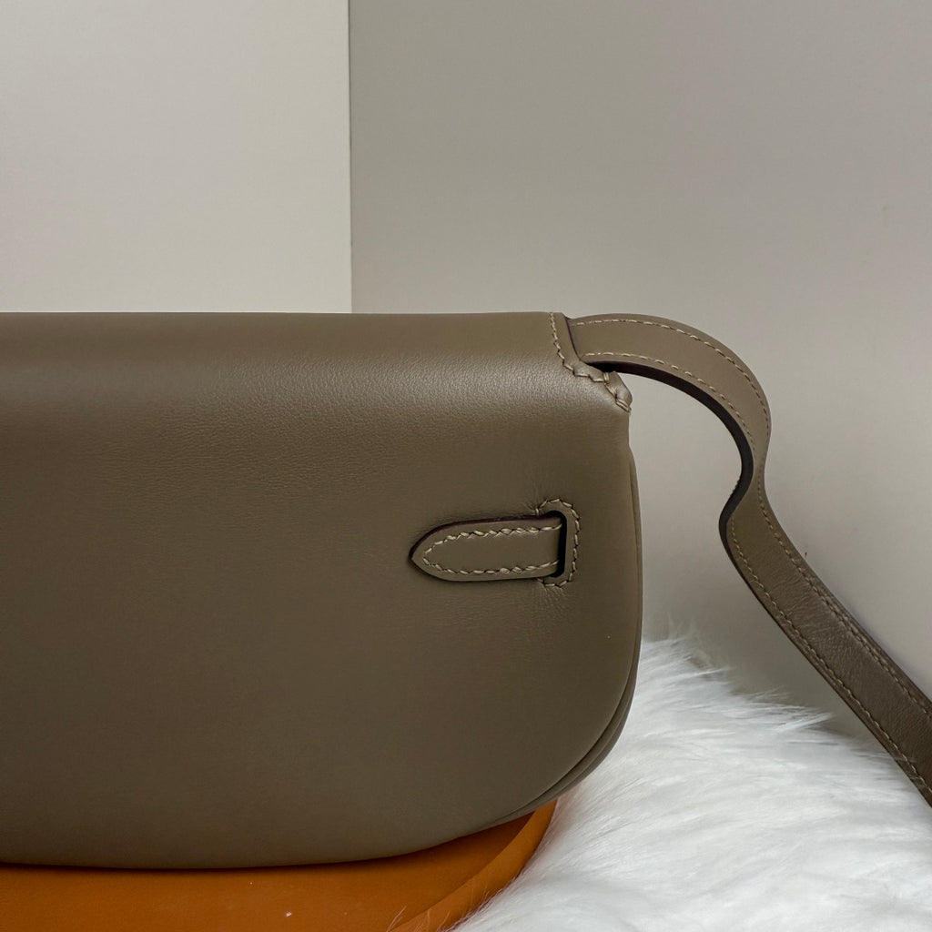 Kelly Move Moon Bag – Swift Leather, Silver hardware