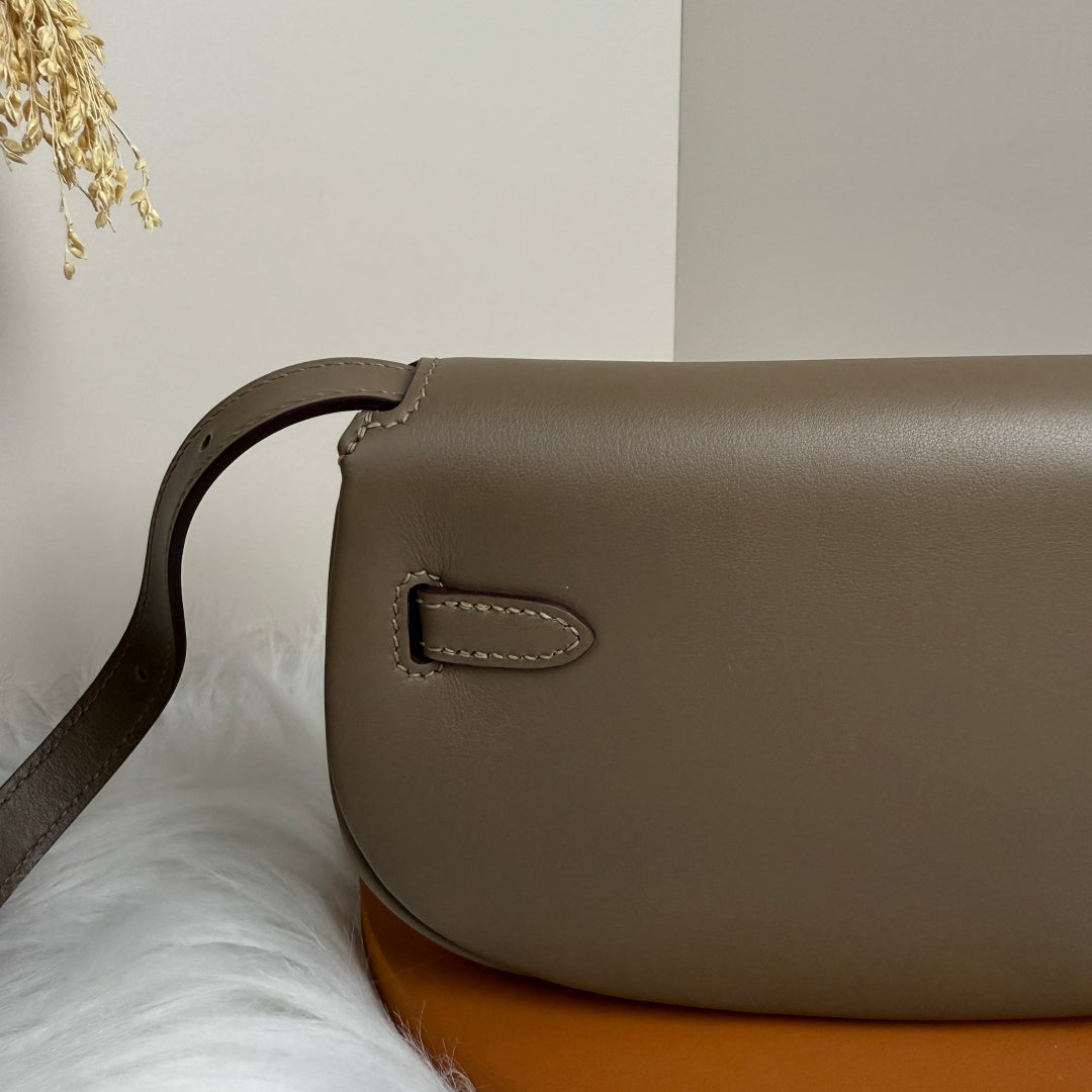 Kelly Move Moon Bag – Swift Leather, Silver hardware