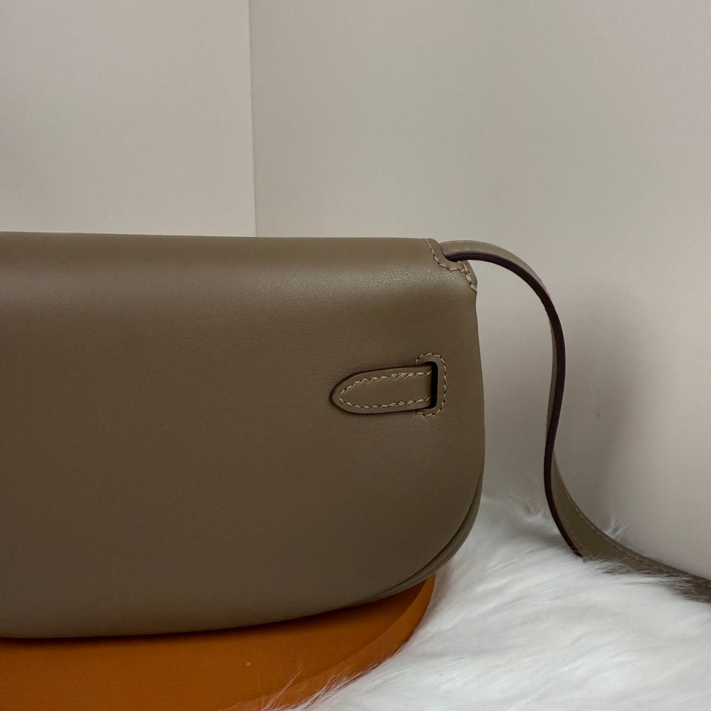 Kelly Move Moon Bag – Swift Leather, Gold hardware