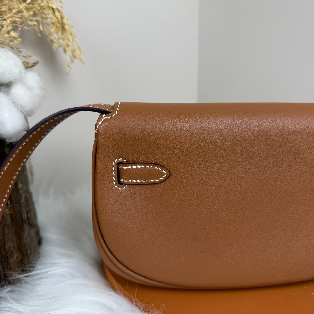 Kelly Move Moon Bag – Swift Leather, Silver hardware