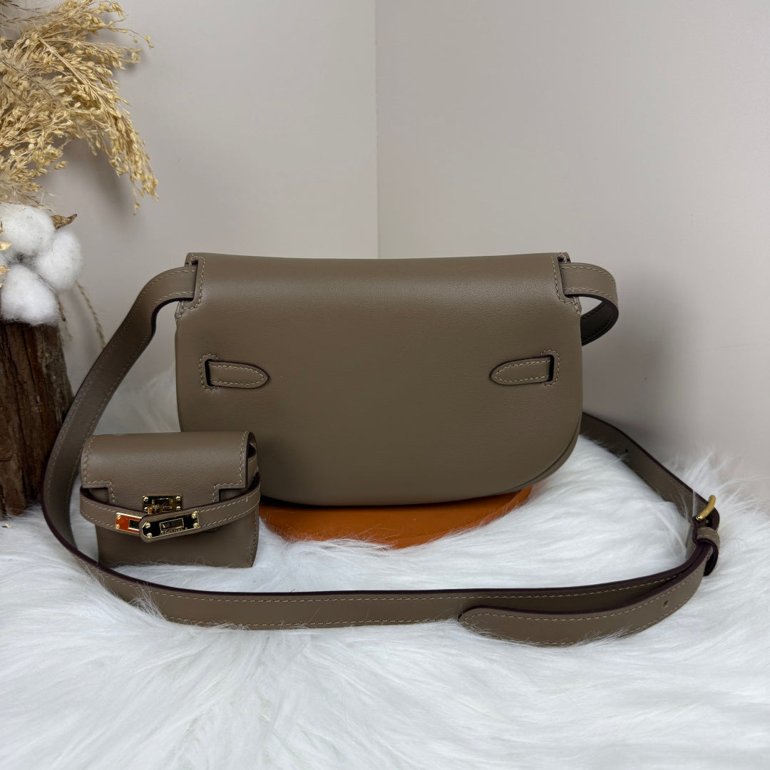 Kelly Move Moon Bag – Swift Leather, Gold hardware