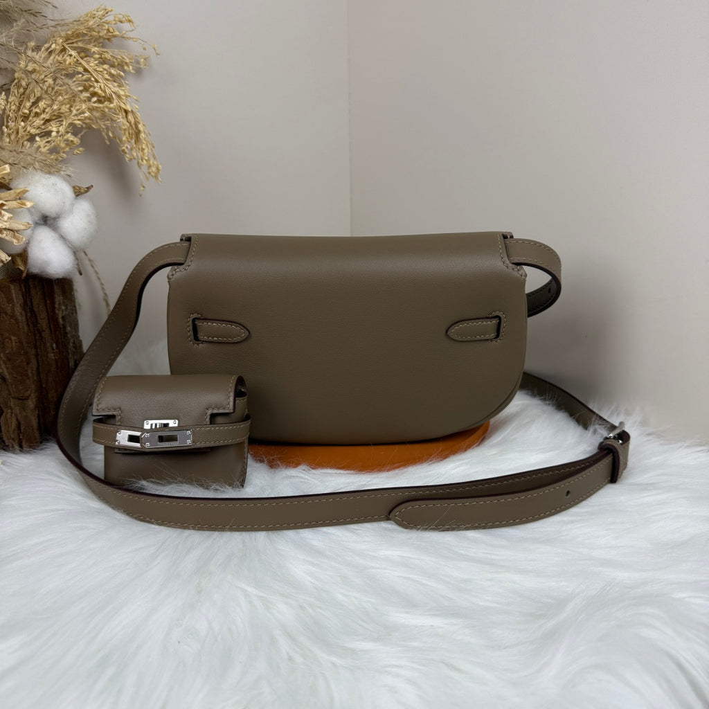 Kelly Move Moon Bag – Swift Leather, Silver hardware