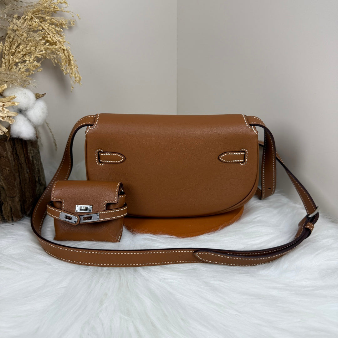 Kelly Move Moon Bag – Swift Leather, Silver hardware