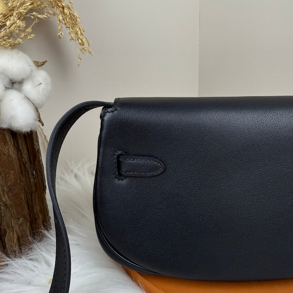 Kelly Move Moon Bag – Swift Leather, Silver hardware