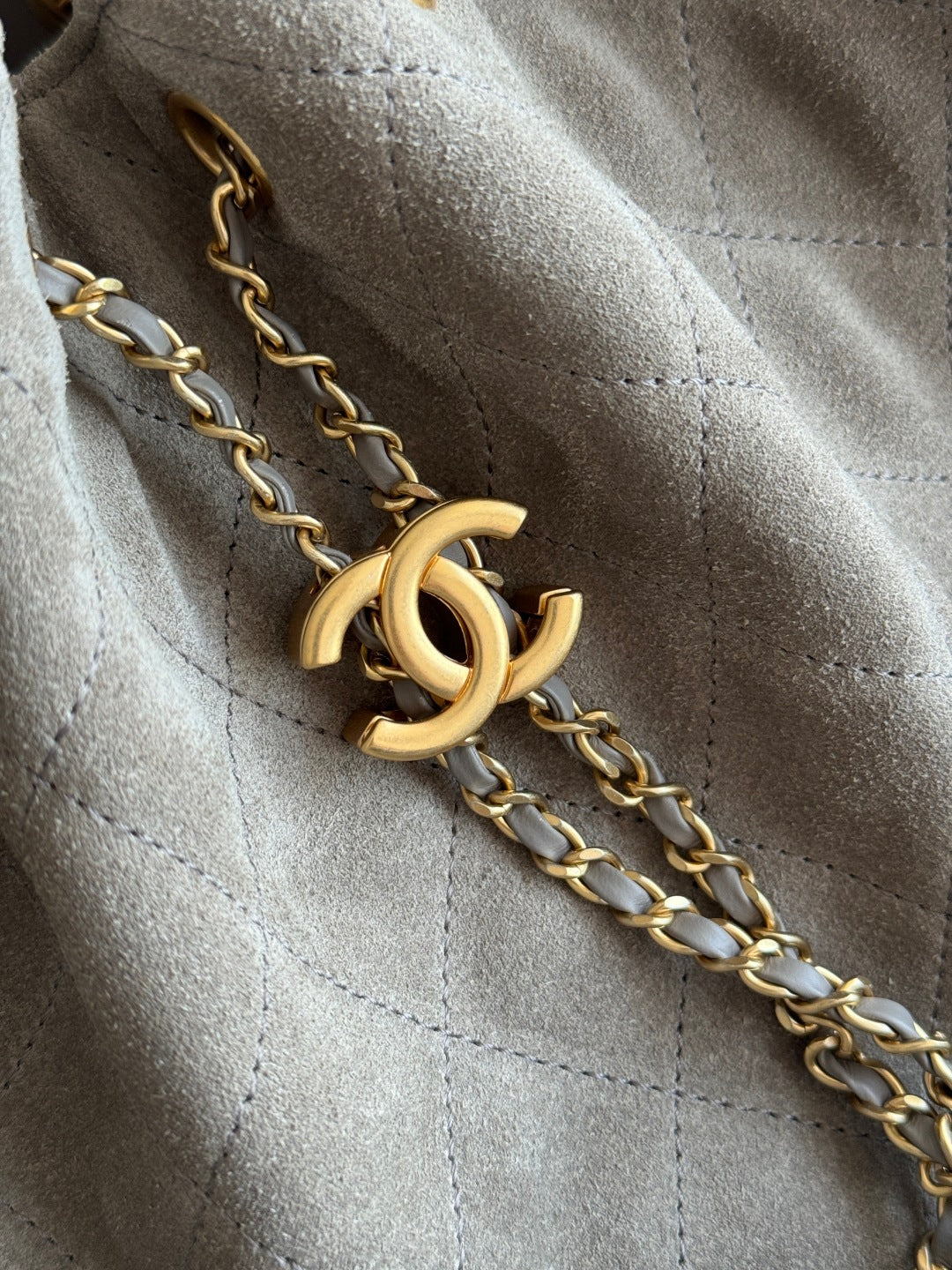 25 Medium Quilted Handbag