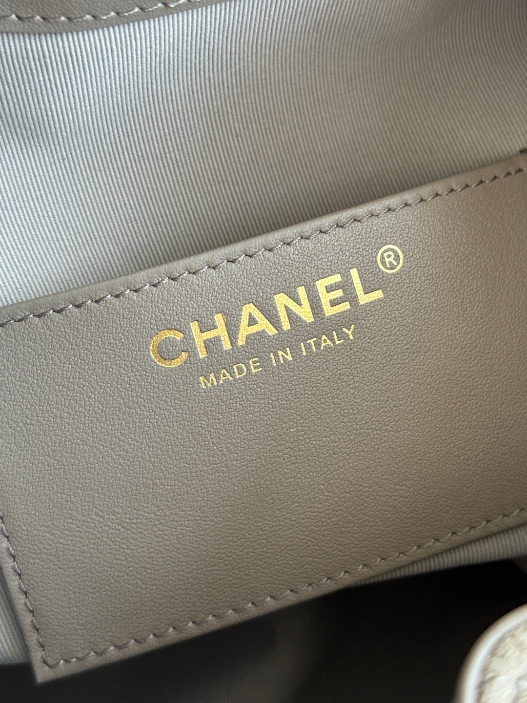 25 Medium Quilted Handbag