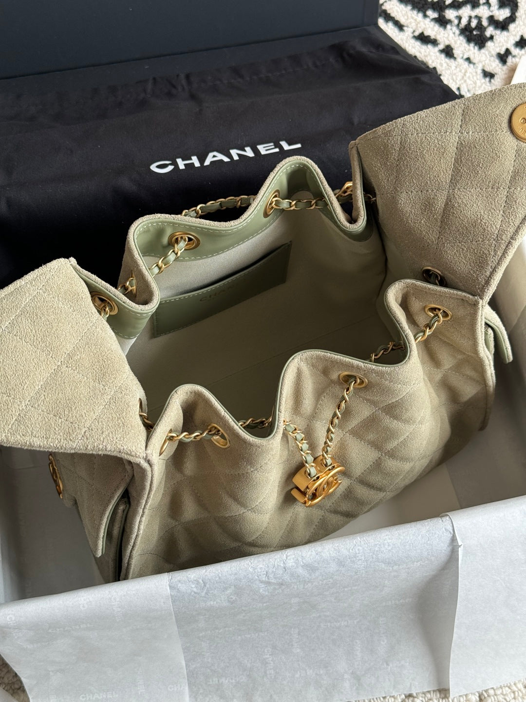 25 Medium Quilted Handbag