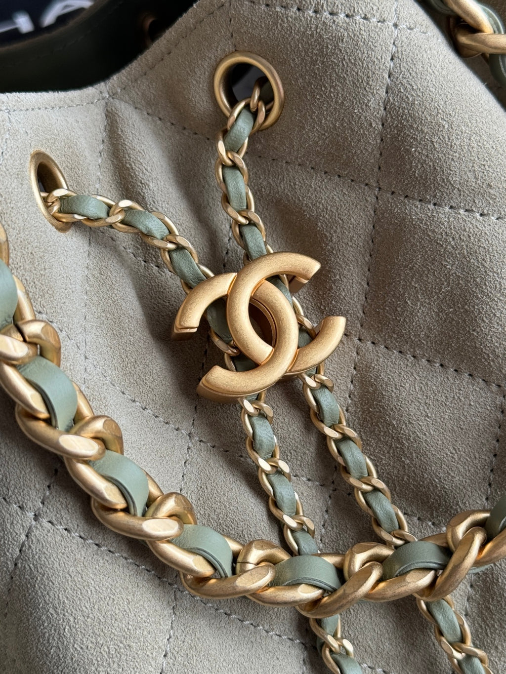 25 Medium Quilted Handbag