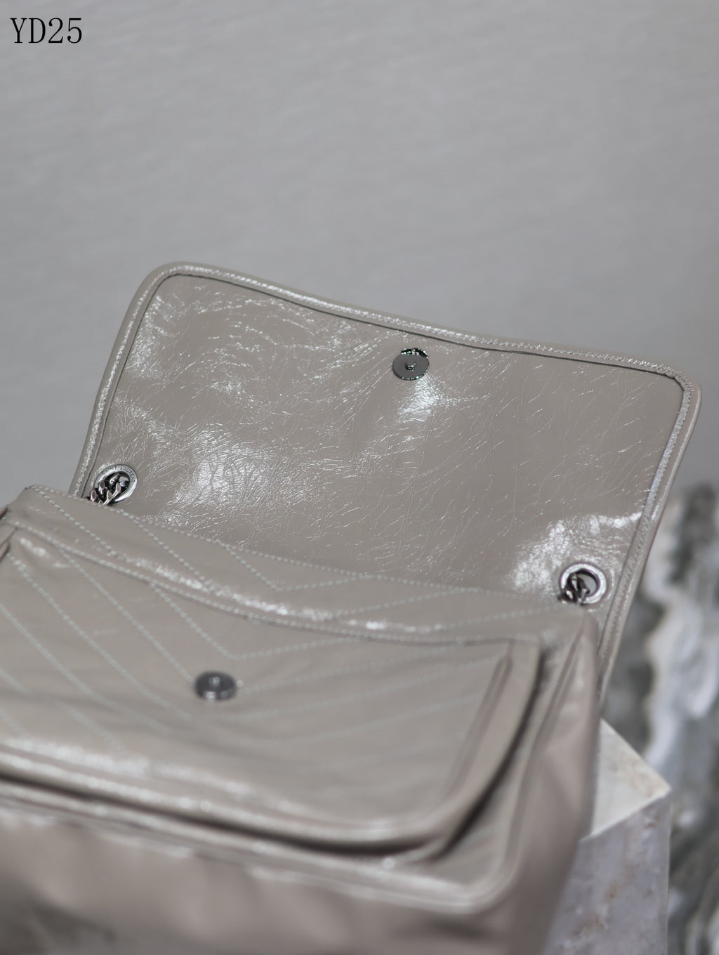 Niki Medium Leather Shoulder Bag