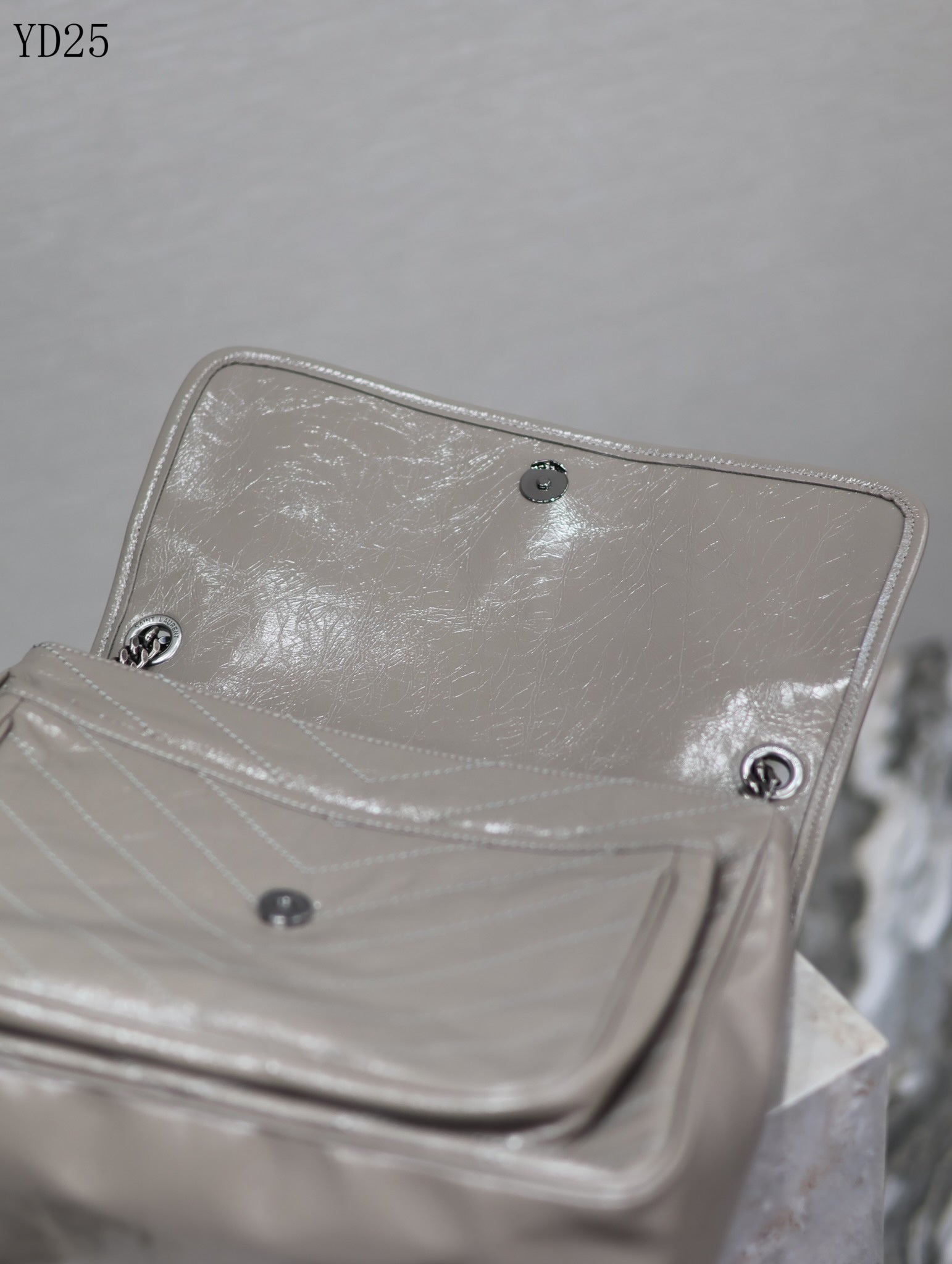 Niki Medium Leather Shoulder Bag