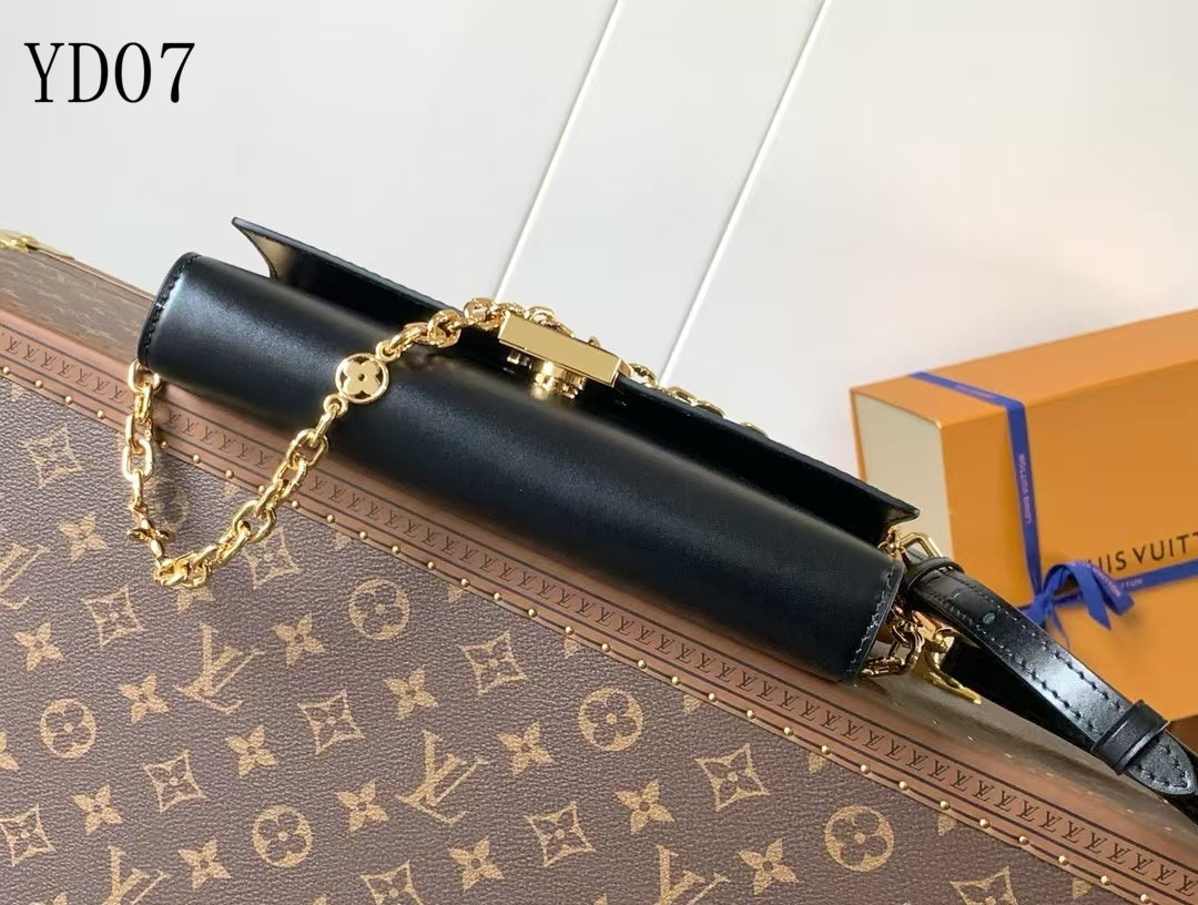 Capucines Wallet on Chain Bag