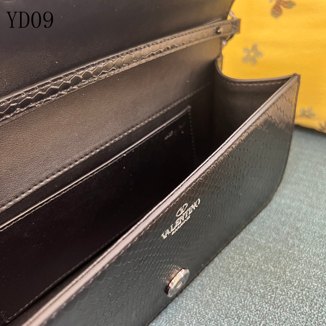 Garavani VLogo Signature Ayers Leather Bag