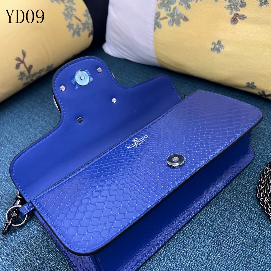 Garavani VLogo Signature Ayers Leather Bag