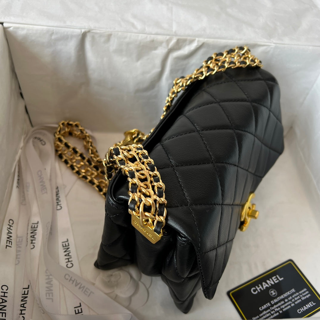 23 Quilted Chain Underarm Bag