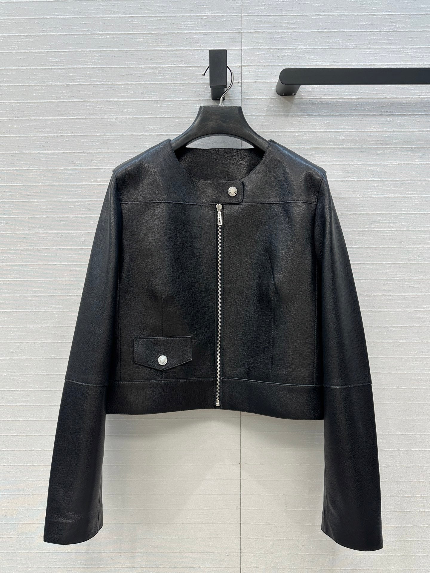 Cropped Sheepskin Leather Jacket – Noir Structured Edition