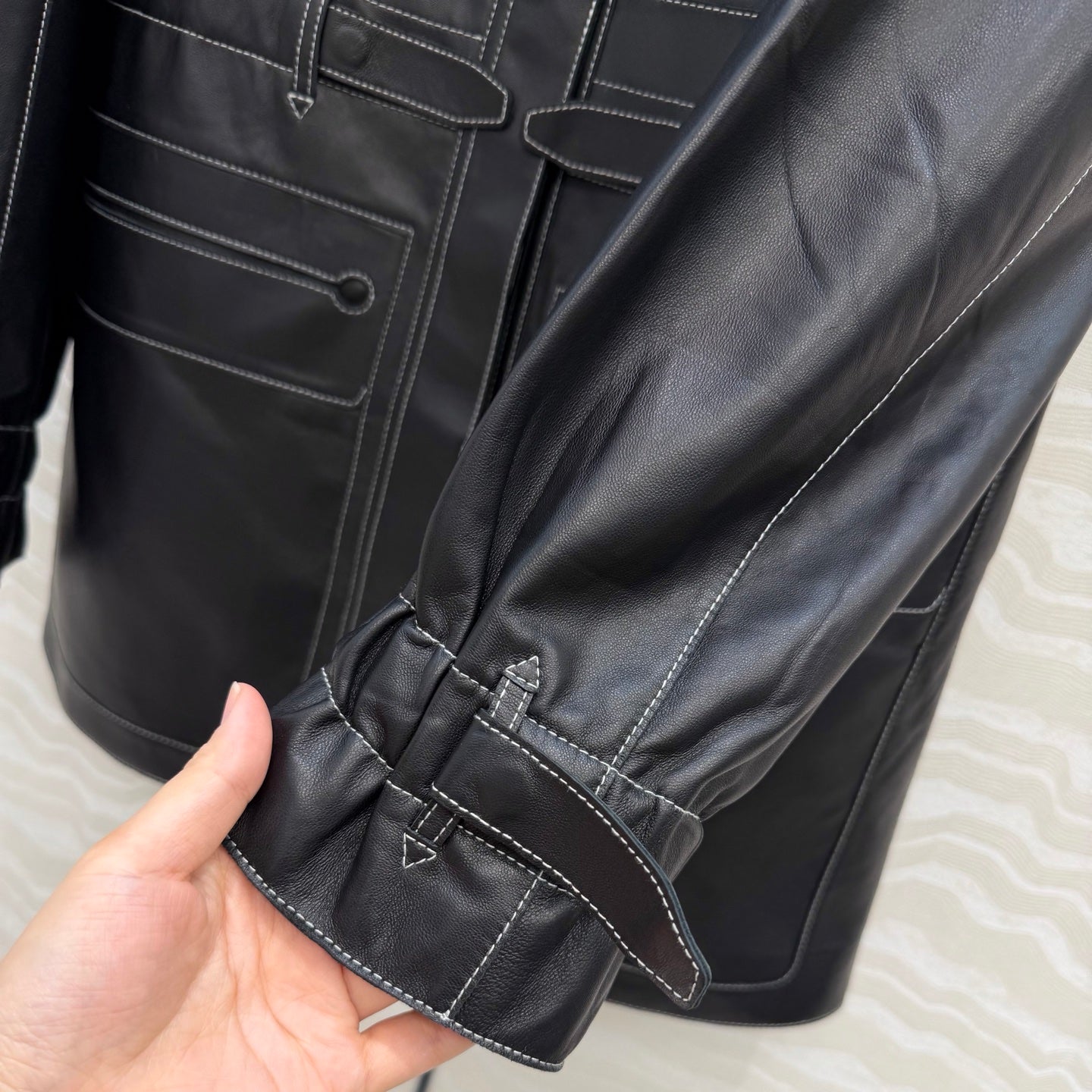 Hooded Sheepskin Jacket – Modern Utility Elegance