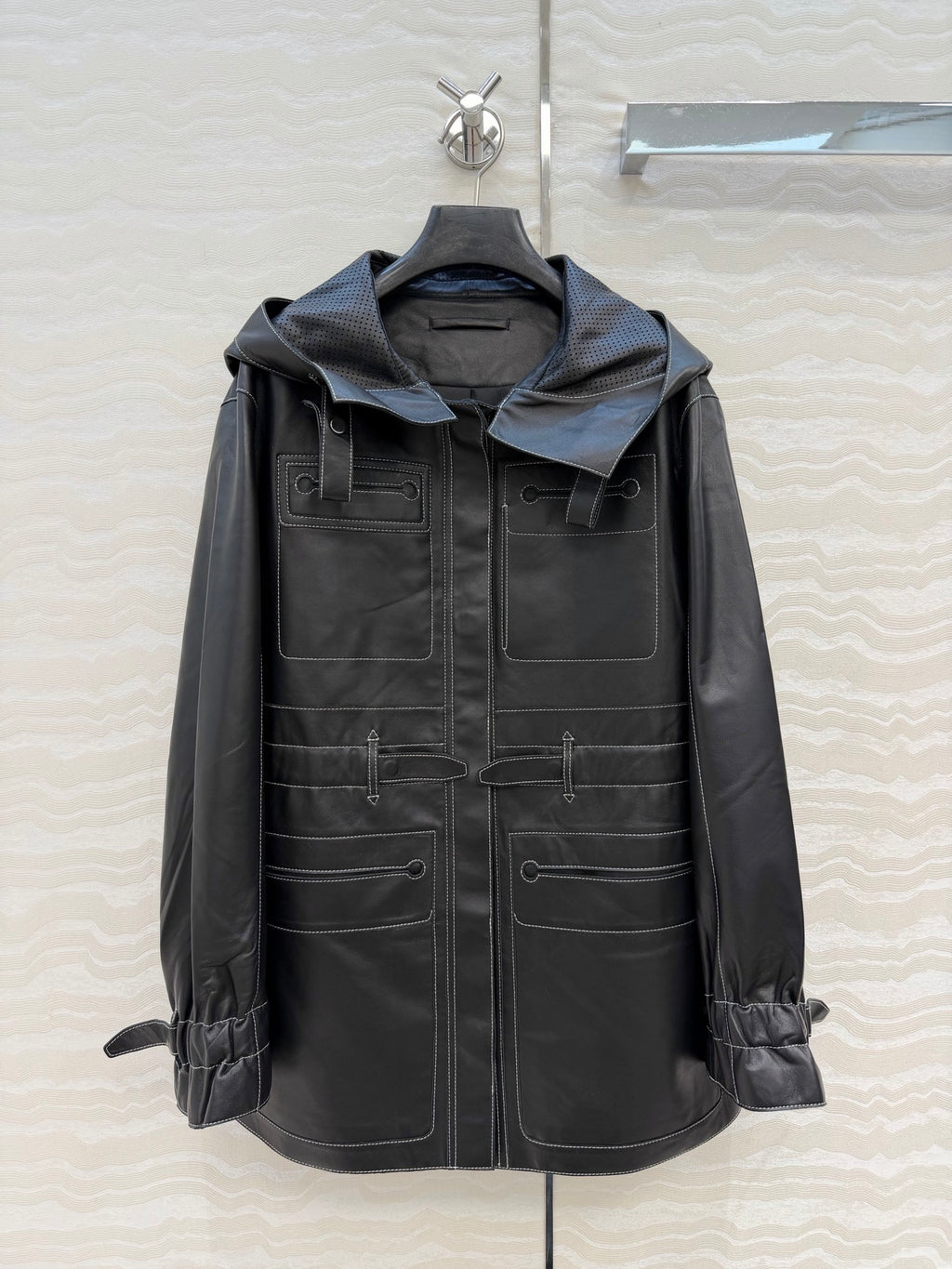 Hooded Sheepskin Jacket – Modern Utility Elegance