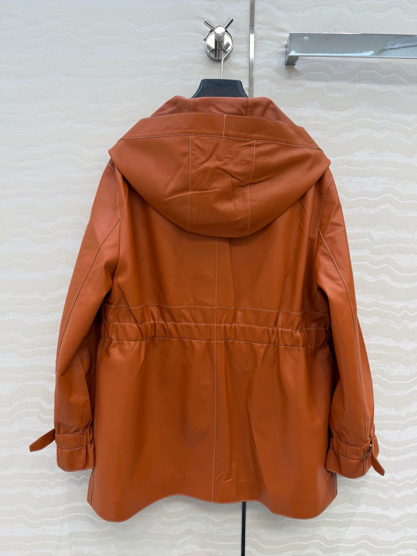 Hooded Sheepskin Jacket – Modern Utility Elegance