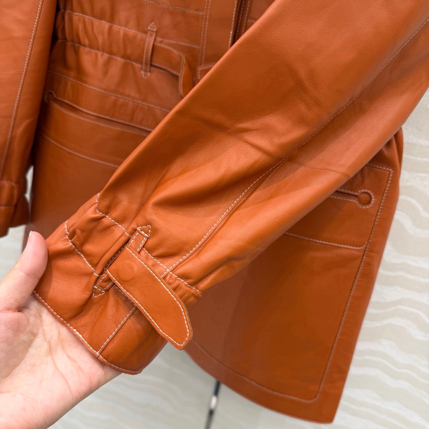 Hooded Sheepskin Jacket – Modern Utility Elegance