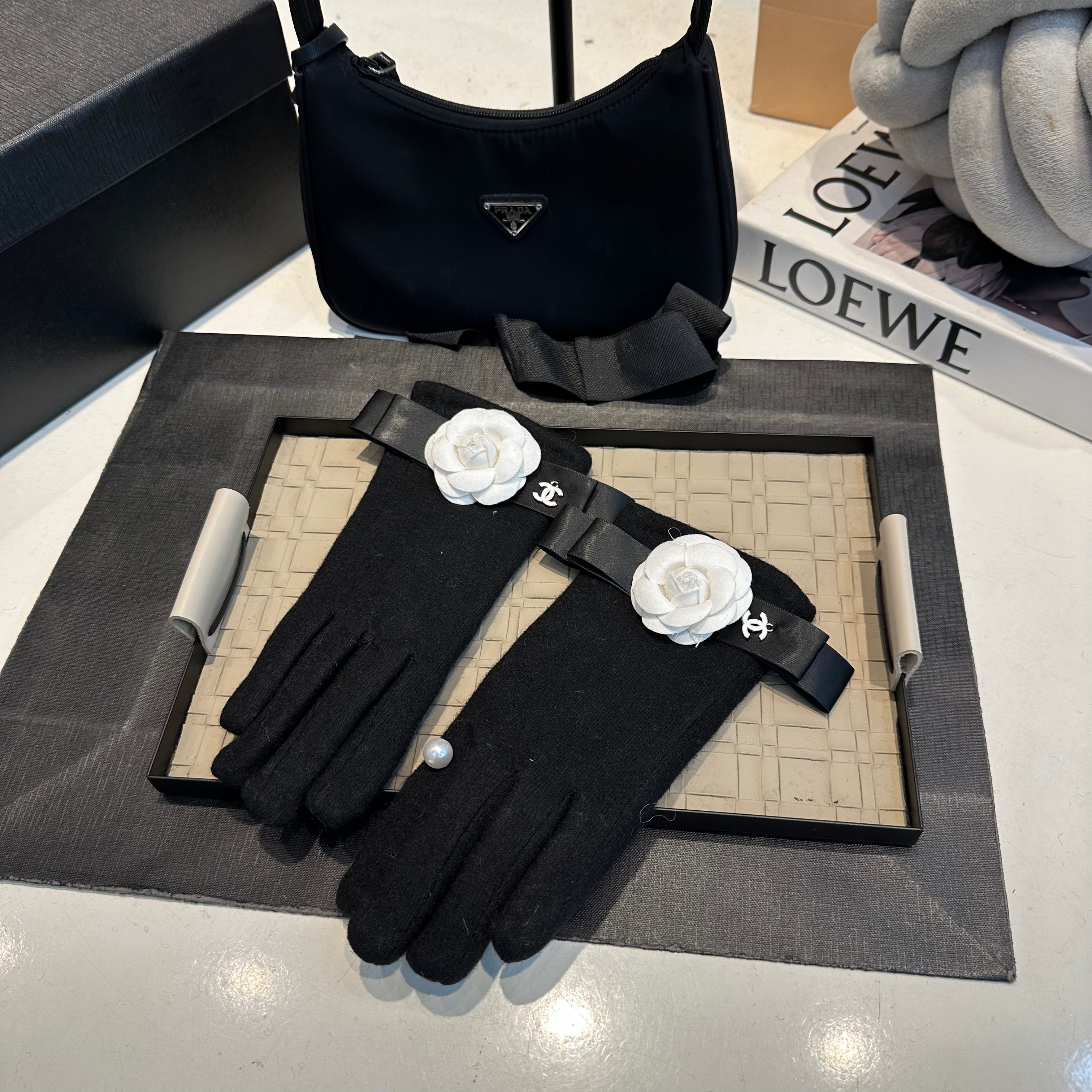 Camellia Detail Knit Gloves