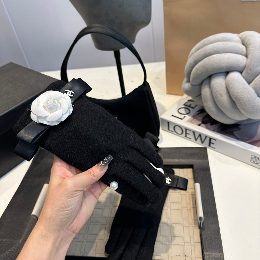 Camellia Detail Knit Gloves