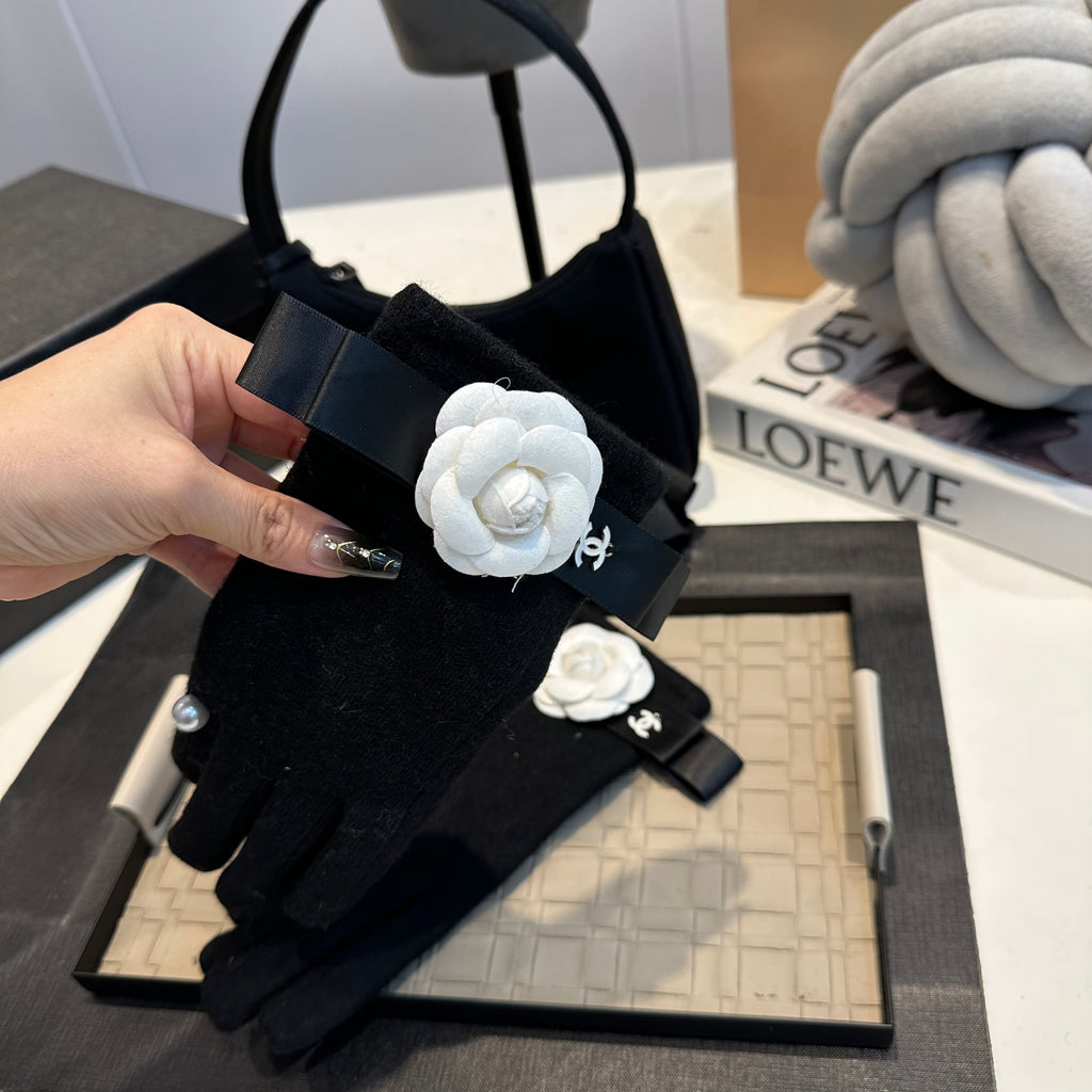 Camellia Detail Knit Gloves