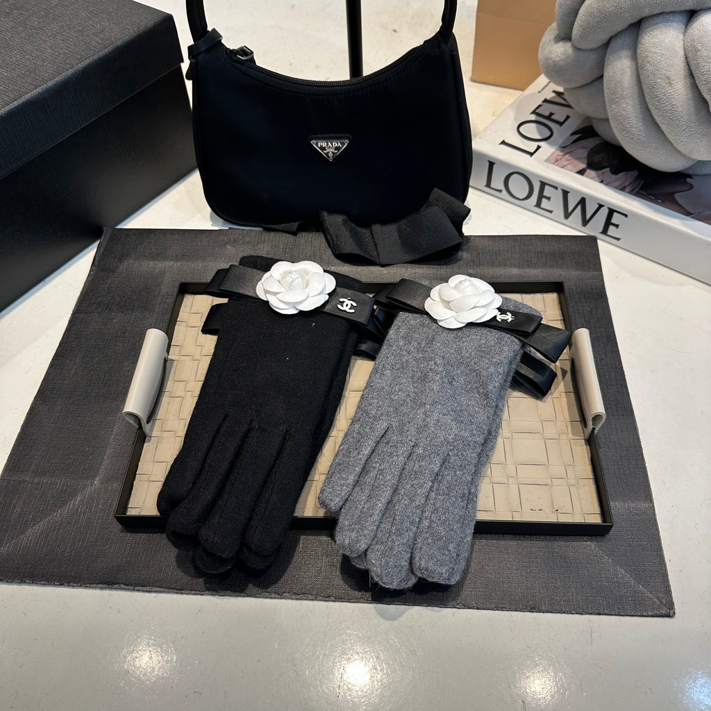 Camellia Detail Knit Gloves