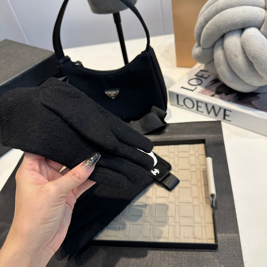 Camellia Detail Knit Gloves