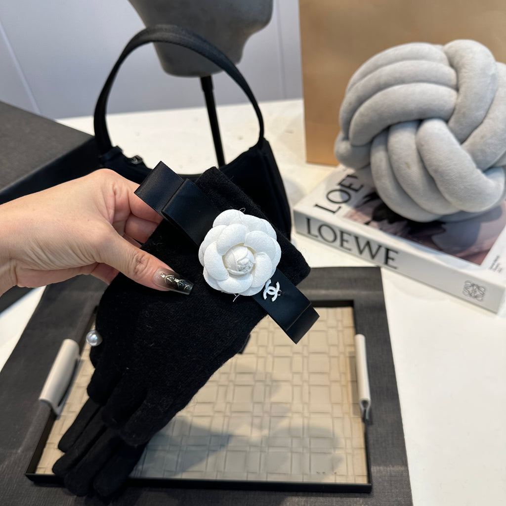 Camellia Detail Knit Gloves