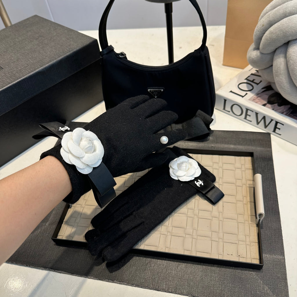 Camellia Detail Knit Gloves