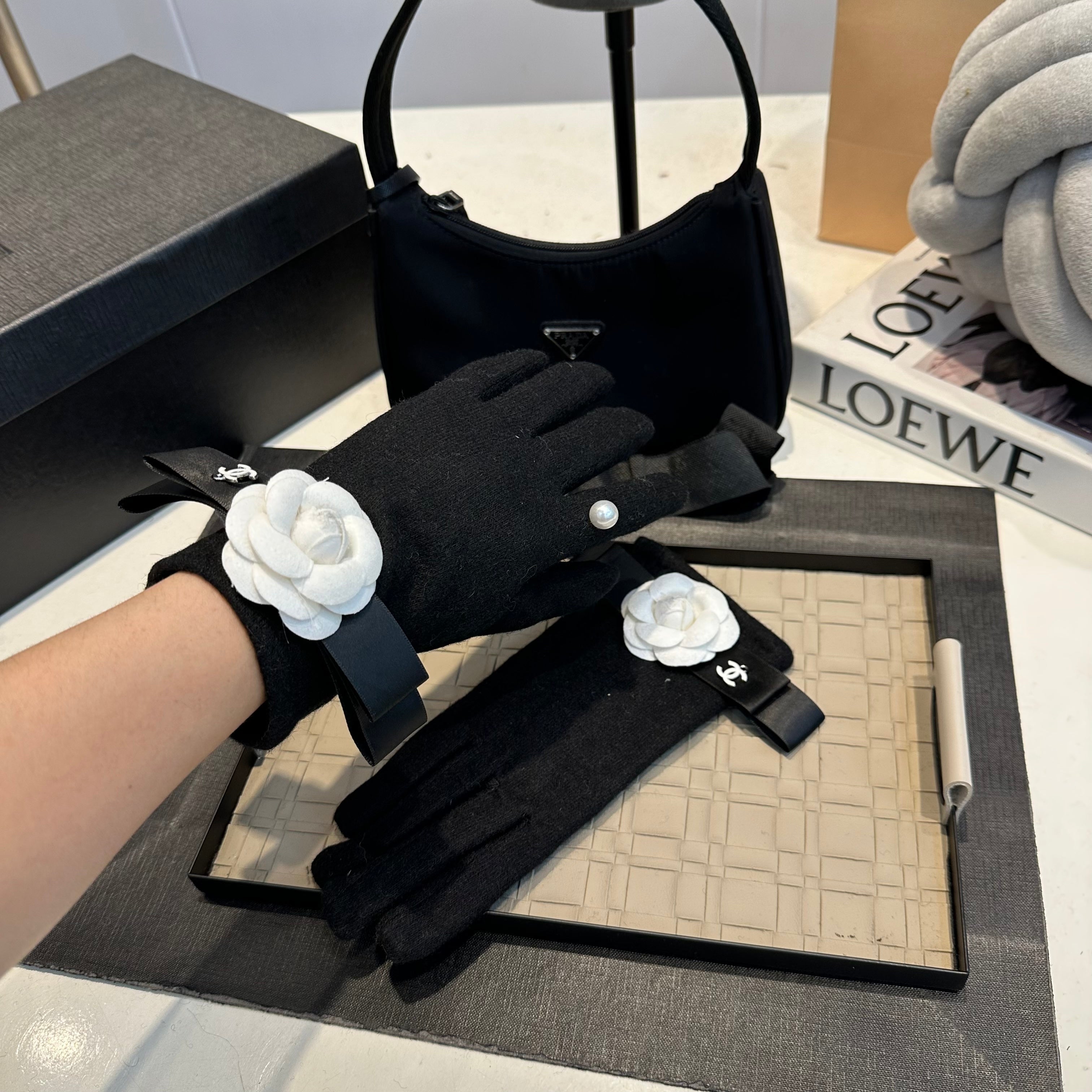 Camellia Detail Knit Gloves