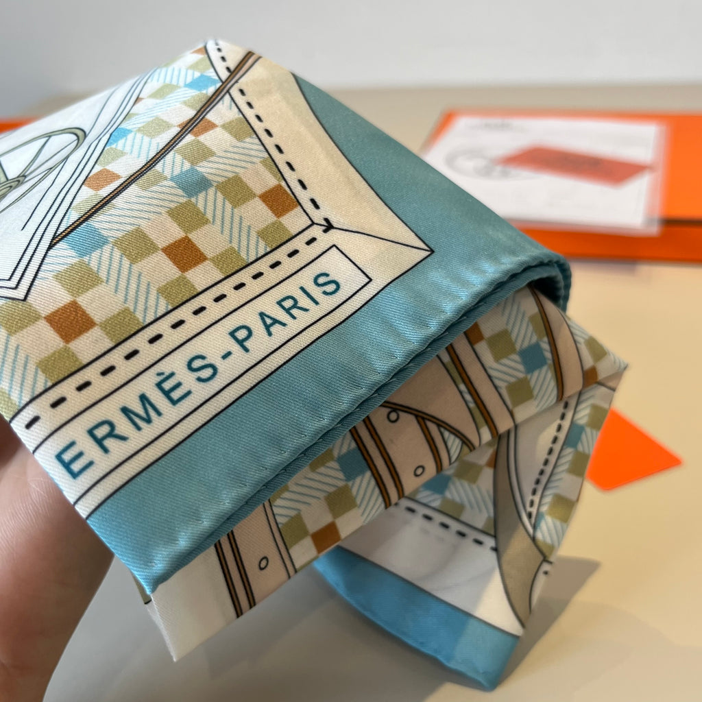 Carré 70 Les Voitures Nouvelles Scarf