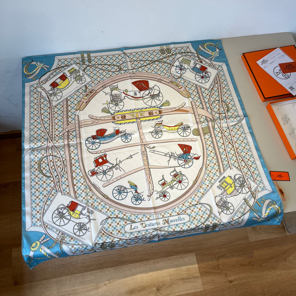 Carré 70 Les Voitures Nouvelles Scarf