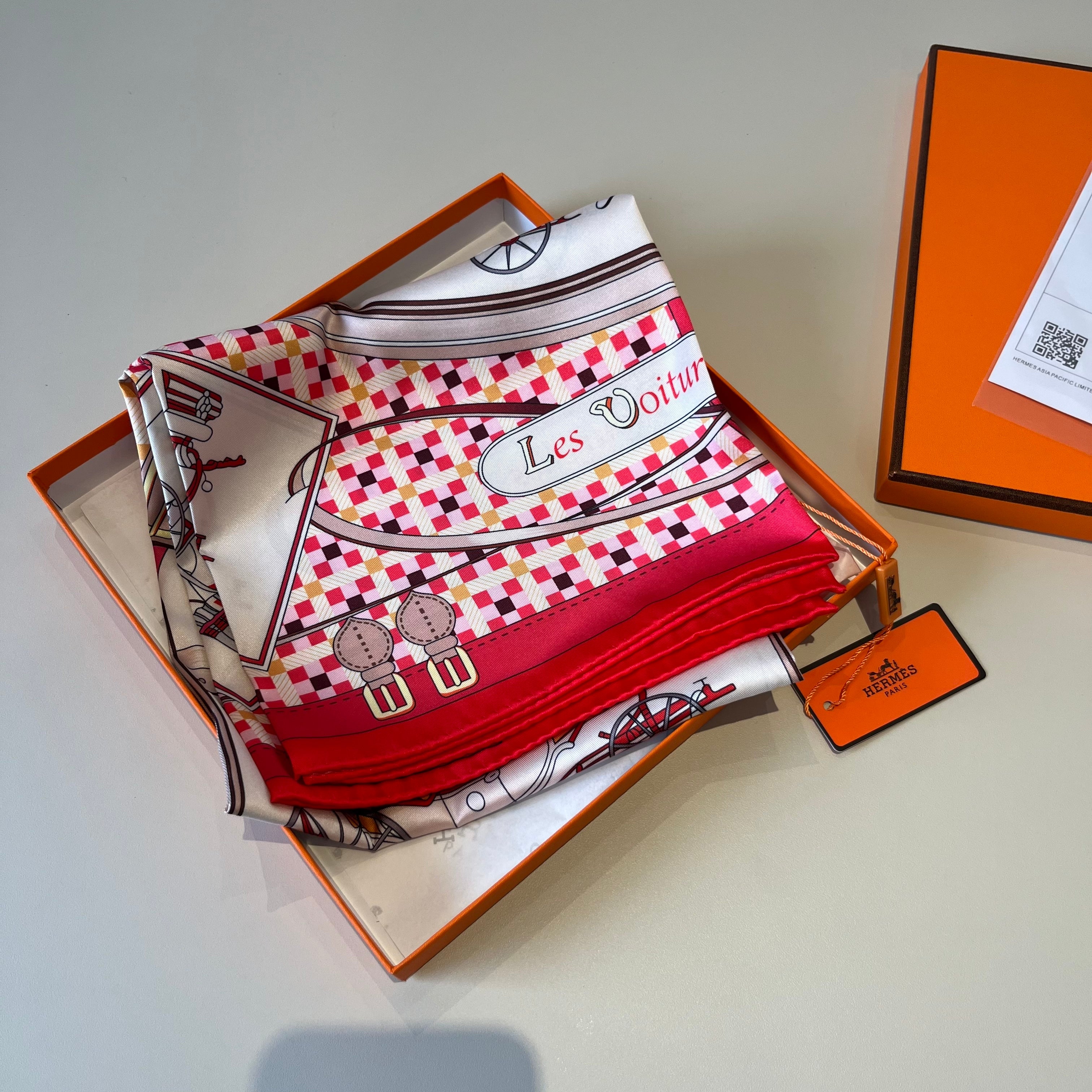 Carré 70 Les Voitures Nouvelles Scarf