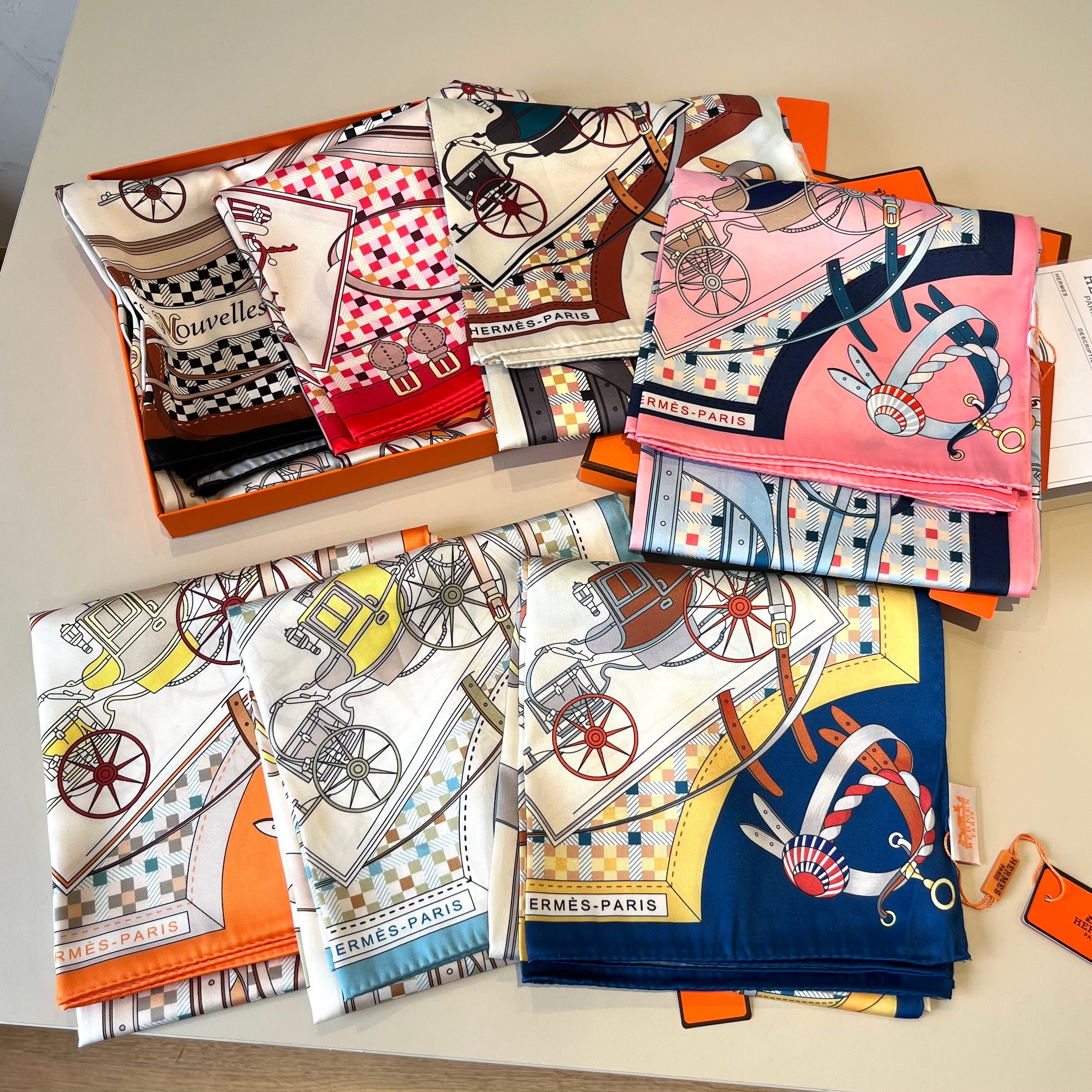 Carré 70 Les Voitures Nouvelles Scarf