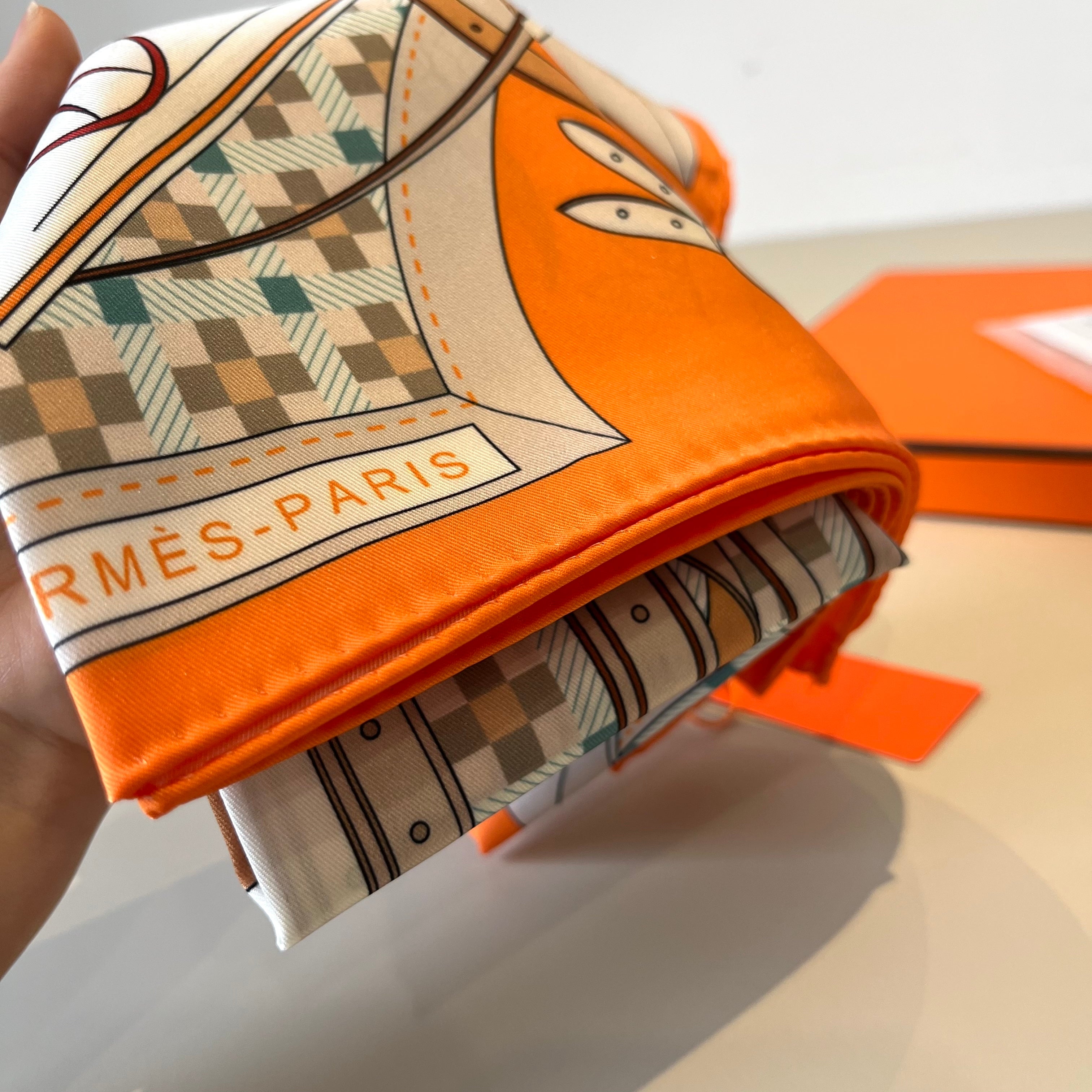 Carré 70 Les Voitures Nouvelles Scarf