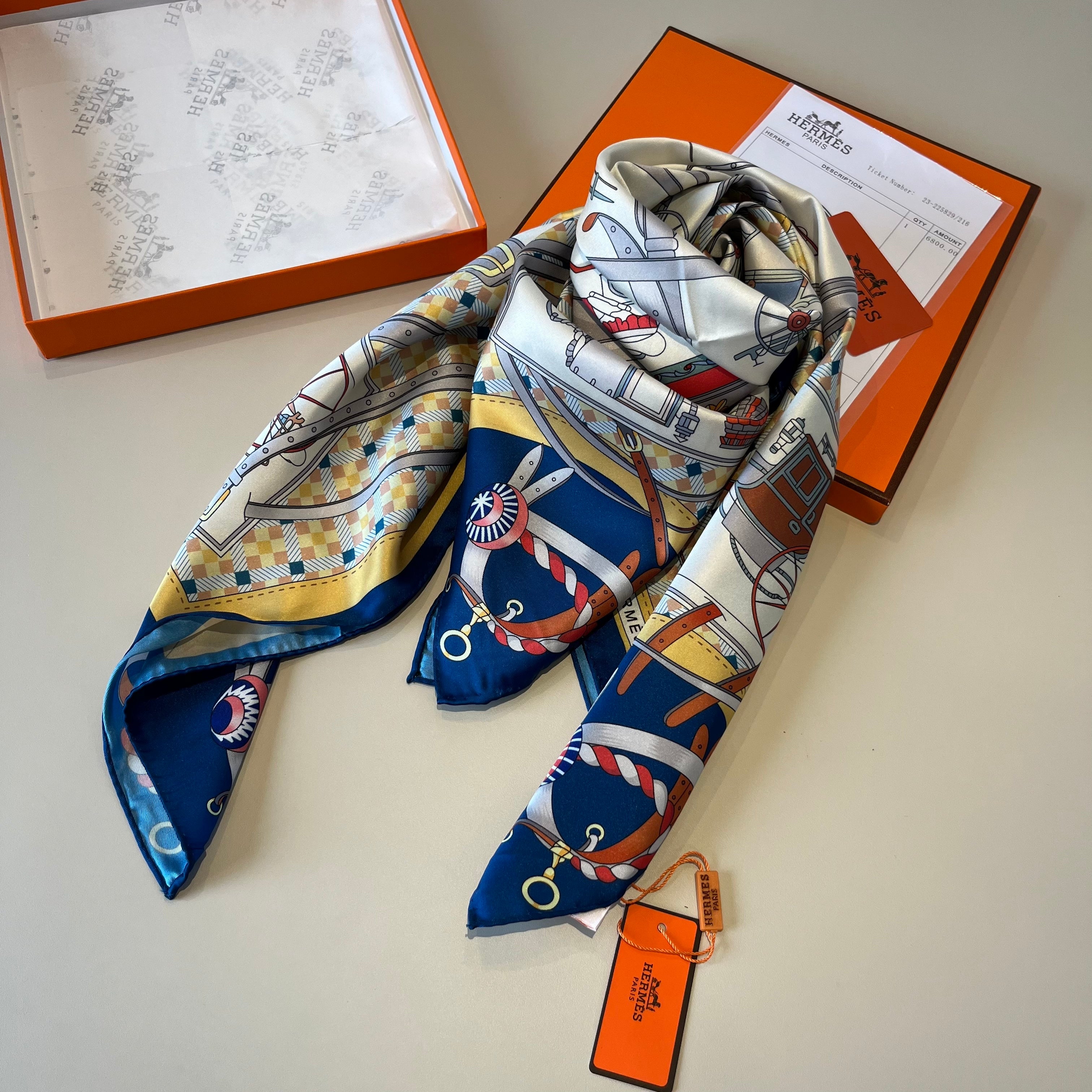 Carré 70 Les Voitures Nouvelles Scarf