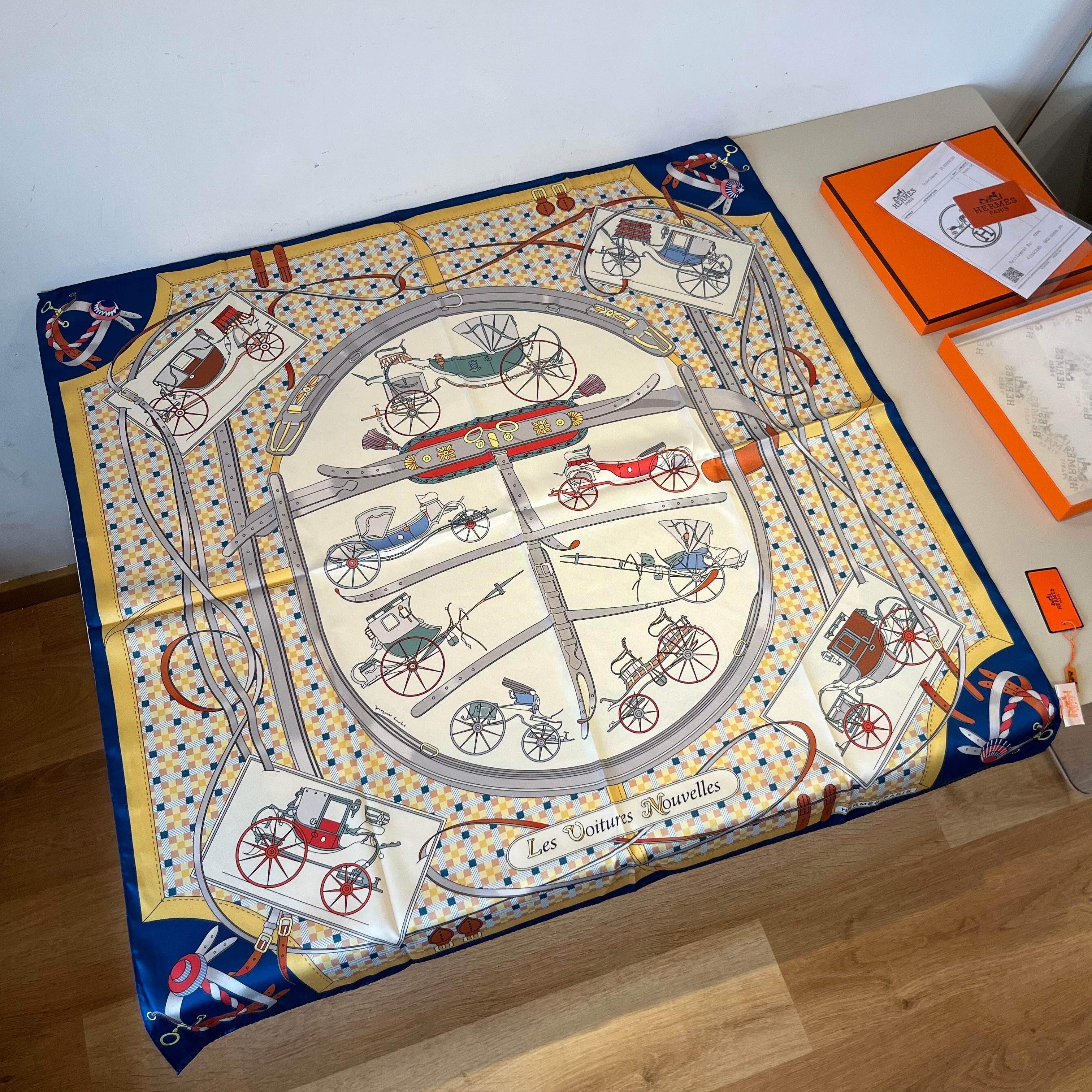 Carré 70 Les Voitures Nouvelles Scarf