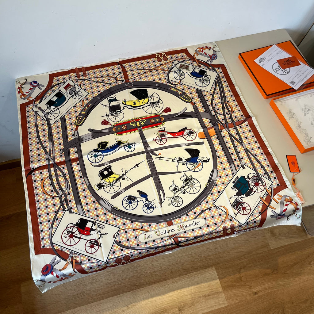 Carré 70 Les Voitures Nouvelles Scarf