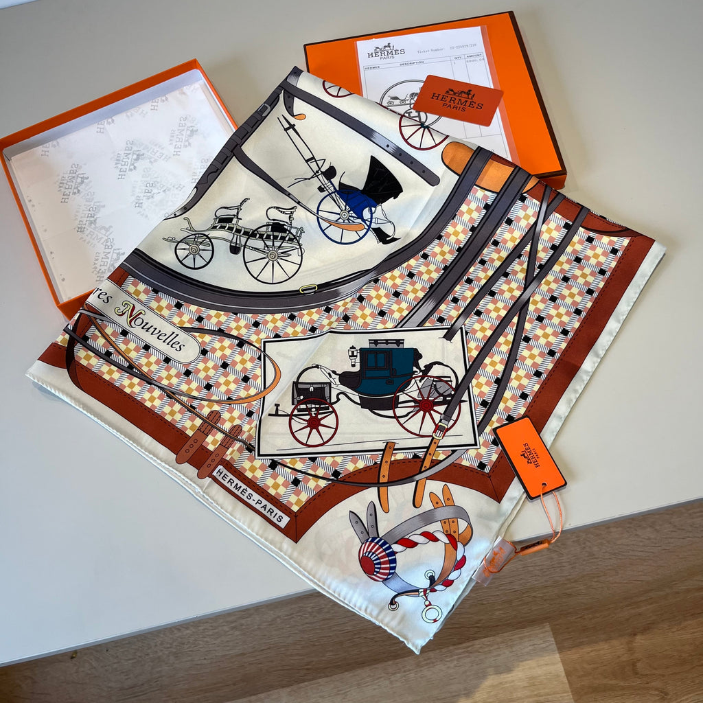 Carré 70 Les Voitures Nouvelles Scarf