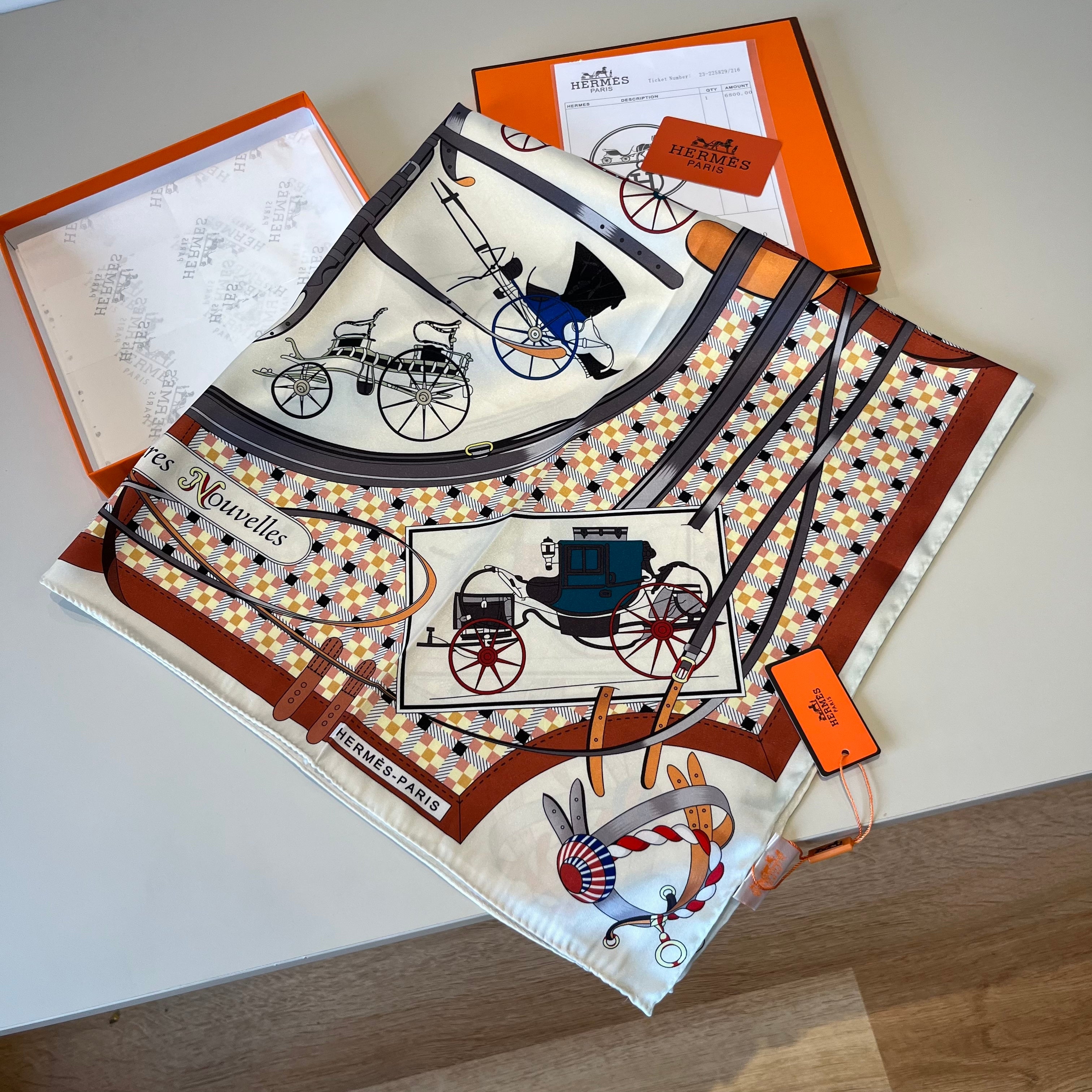 Carré 70 Les Voitures Nouvelles Scarf