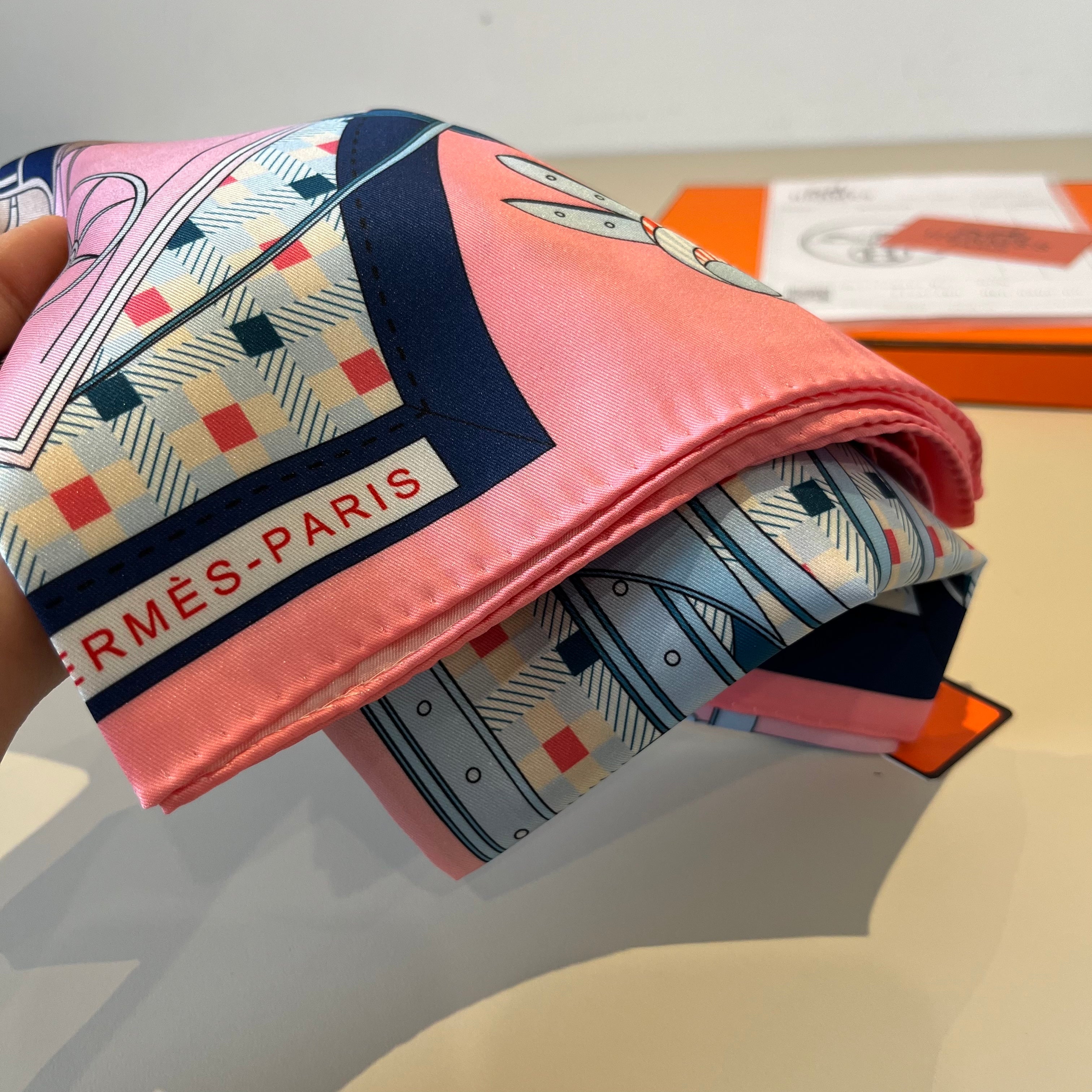 Carré 70 Les Voitures Nouvelles Scarf